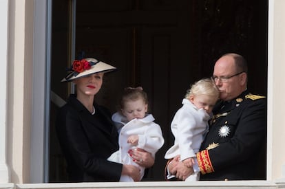 Los príncipes de Mónaco con sus hijos Gabriela y Jaime.