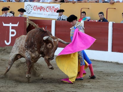 Uno de los lances con los que Javier Cortés recibió al sexto de la tarde.