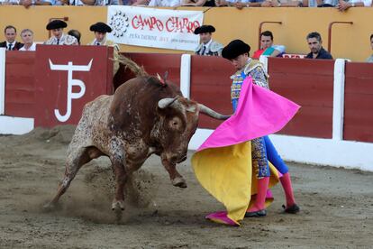 Uno de los lances con los que Javier Cortés recibió al sexto de la tarde.