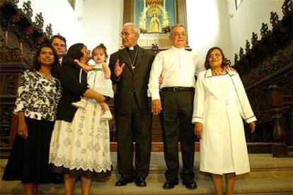 El sacerdote Gliwitzki (a la derecha), junto a su esposa, hijas, yerno y nieta, y el obispo de Tenerife.