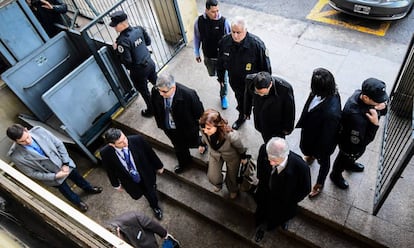 La expresidenta argentina Cristina Fernández de Kirchner llega el lunes a un tribunal de Buenos Aires. 