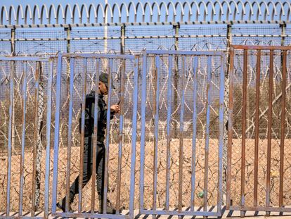 Un agente marroquí patrullaba el lunes tras la valla fronteriza entre España y Marruecos, en Nador.