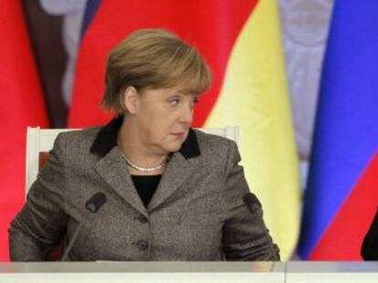 Vladimir Putin (d) y Angela Merkel durante una rueda de prensa conjunta en noviembre de 2012.