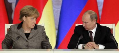 Vladimir Putin e Angela Merkel durante uma coletiva em 2012.