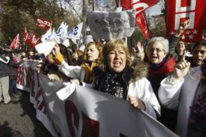 Concentracin de protesta por el plan de reestructuracin sanitaria del Gobierno madrile?o. EFE/Archivo