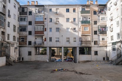 Un edificio de viviendas en el barrio de La Paz, distrito norte de Granada.