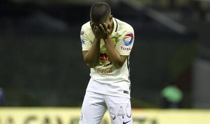 El juvenil Diego Lainez lamenta uno de los fallos del América