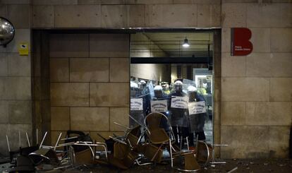 Los momentos de más tensión se vivieron cuando algunos manifestantes arremetieron contra una comisaría del centro de Barcelona.