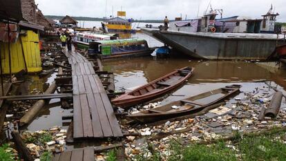 Las basuras cubren la superficie del río Amazonas en el puerto de Bellavista-Nanay, en Iquitos, Perú. 