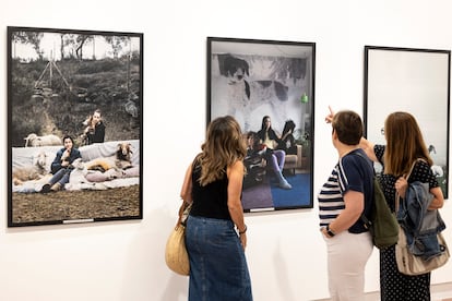 Visitantes de la exposición 'Retratos de familia' de la fotógrafa Estela de Castro en La Térmica de Málaga.  