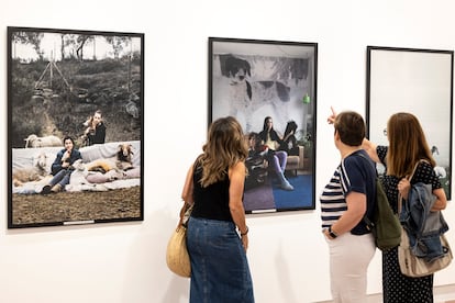 Visitantes de la exposición 'Retratos de familia' de la fotógrafa Estela de Castro en La Térmica de Málaga.