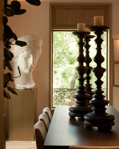 Candelabros sobre una mesa en la galería RH de la plaza del Marqués de Salamanca, a metros de la Milla de Oro de la capital.