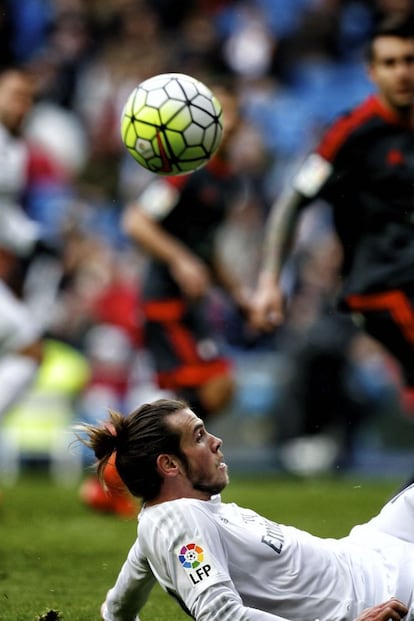 Bale cae al suelo.