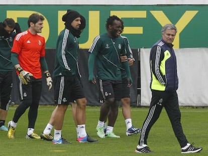 Casillas, Khedira Essien, y Mourinho, en el entrenamiento.