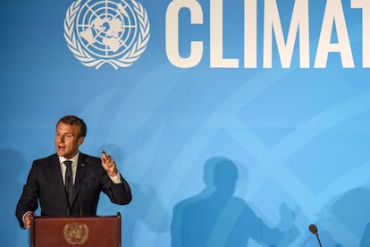 La Cumbre de Acción Climática reunió este lunes en la sede de la Organización de las Naciones Unidas (ONU), en Nueva York, a seis decenas de presidentes y primeros ministros, además de representantes de grandes compañías y de ciudades comprometidas con la lucha contra el calentamiento global. En la imagen, el presidente de Francia, Emmanuel Macron, se dirige a la audiencia durante la cumbre. Casi 70 países se han comprometido este lunes a revisar sus planes de recorte de emisiones de gases de efecto invernadero para poder cumplir con los objetivos del Acuerdo de París.