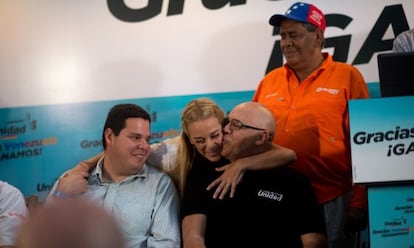 Lilian Tintori abraza a Jesús Torrealba, de la MUD.