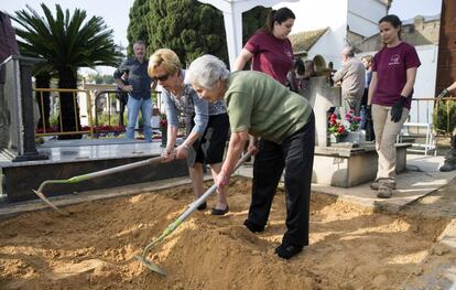 Dos familiares de víctimas de la represión franquista cavan en la fosa común número 82 del cementerio de Paterna.