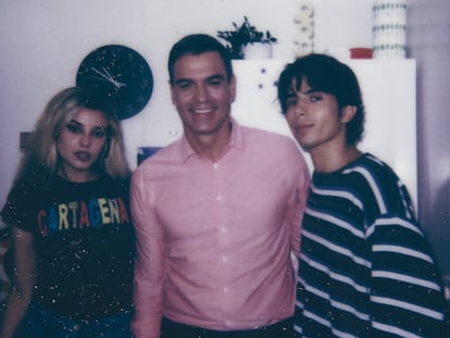 Pedro Sánchez con Mariang y Carlos Peguer, de 'La pija y la quinqui'