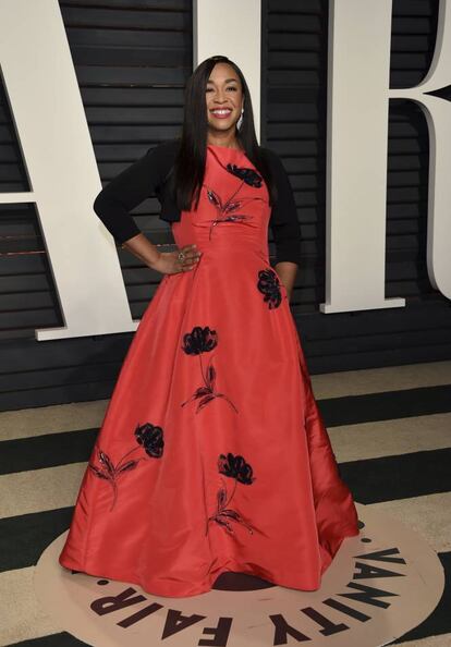 Rhonda Rhimes, la creadora de 'Anatomía de Grey', puso la nota de color a la noche con este vestido rojo con flores en 'paillettes'.