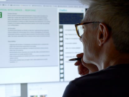 Un hombre mira una pantalla de ordenador mientras un chatbot de inteligencia artificial (IA) agrega texto.