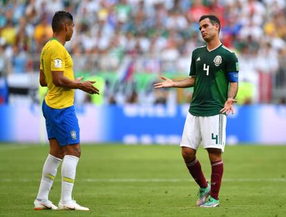 Casemiro y Márquez, durante el Brasil-México.