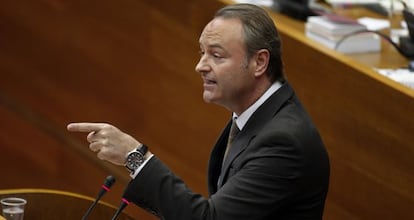 Alberto Fabra, en la tribuna de las Cortes Valencianas.