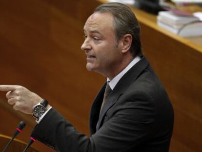 Alberto Fabra, en la tribuna de las Cortes Valencianas.