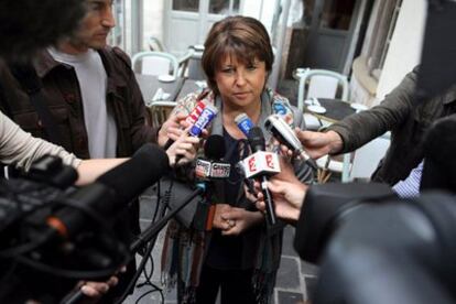 La candidata a las primarias del Partido Socialista de Francia, Martine Aubry, comenta a los medios sus impresiones sobre las últimas noticias que afectan a Dominque Strauss-Kahn
