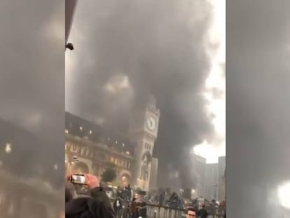 Una columna de humo en las inmediaciones de la estación de Lyon, en París.