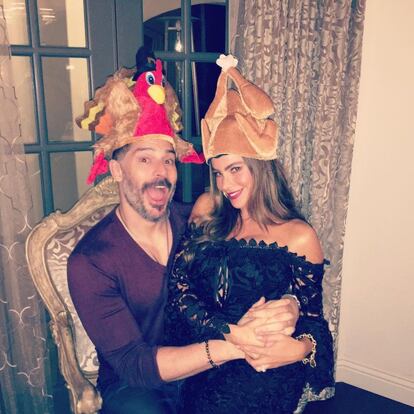 Sofía Vergara ha compartido varias imágenes en su cuenta de Instagram de su celebración, en la que no faltaron divertidos gorros en forma de pavo. En la imagen, la actriz con su marido, el también actor Joe Manganiello.