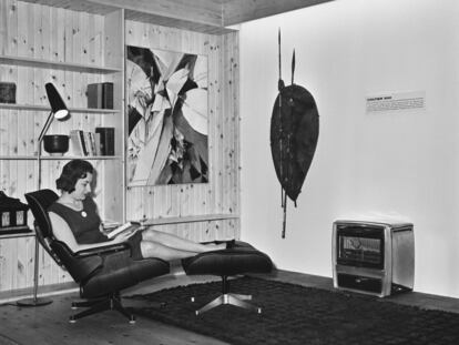 Una mujer sentada en un sillón Eames en el New Homes Show en Central Hall, Westminster (Reino Unido), el 25 de junio de 1963.