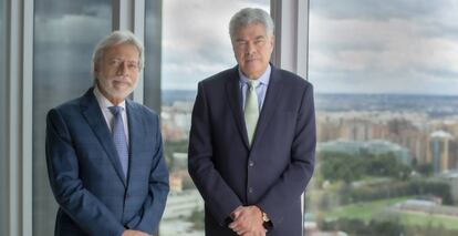 Los hermanos Luis Amodio (izqda.) y Mauricio Amodio (dcha.), presidente y consejero dominical de OHL, en una imagen facilitada por la compañía.
