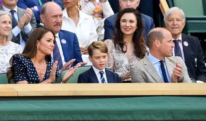 Guillermo y Kate, duques de Cambridge, junto a su hijo mayor, Jorge, atienden a la final masculina de Wimbledon en el llamado Palco Real. Los menores no suelen acceder a este lugar de honor, ya que sus plazas son muy limitadas. Sin embargo, con las altezas reales se hace una excepción. Diana de Gales llevó a su hijo Guillermo a Wimbledon en alguna ocasión. Hoy es él quien hace lo mismo con su primogénito. 