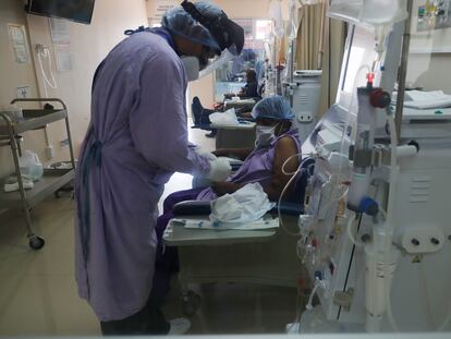 Un trabajador de la salud trata a un paciente de cuidados intensivos en el Hospital General de Cuernavaca durante la nueva pandemia de coronavirus.