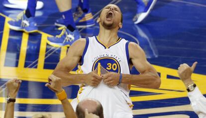 Curry celebra el triunfo ante Cleveland.