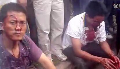 Imagen de un vídeo colgado en el sitio chino Youku.com que muestra a dos heridos en una revuelta callejera en Anshun (Guizhou).