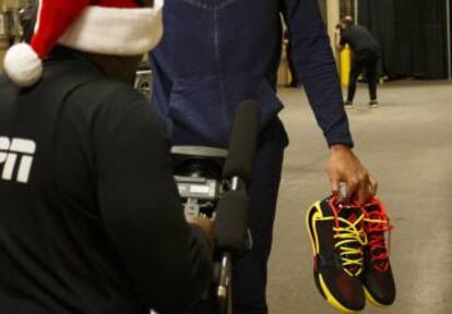 Antetokounmpo, zapatillas en mano, antes del Bucks-Sixers.