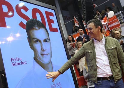 Pedro Sánchez inmaculado, el candidato joven y sin corbata, posa en 2015 mirando al elector sobre un fondo blanco. Con la cabeza tapa levemente las siglas del partido. El candidato lo centra todo, después va el partido y por último, mucho más pequeño, está el eslogan.
