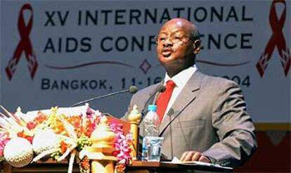 El presidente de Uganda, Yoweri Musaveni, durante su intervención en el foro mundial sobre el sida en Bangkok.