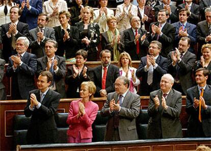 El equipo socialista ha asistido en pleno al solemne acto de apertura de la VIII Legislatura. En la imagen, los diputados en pie para recibir la llegada del Rey, la reina y el Príncipe de Asturias a las Cortes.