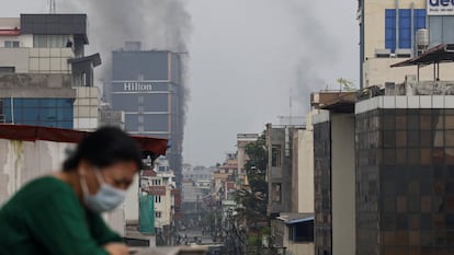 El humo se eleva desde el hotel Hilton de Katmandú (Nepal), tras las protestas que afectan al país, el 10 de septiembre de 2025.