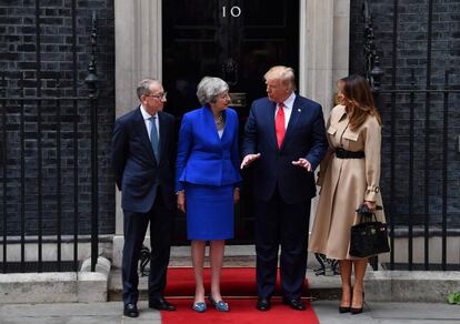 La primera ministra británica, Theresa May, y su esposo Philip May saludan al presidente de los Estados Unidos, Donald Trump, y a la primera dama Melania Trump en la puerta del 10 Downing Street en Londres, este martes.