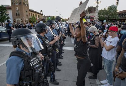 Uma mulher segura cartaz durante protesto contra a morte de George Floyd, em Kansas City.