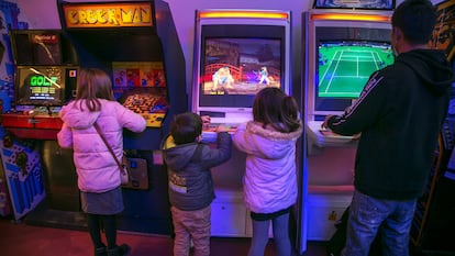 Varios niños juegan el pasado lunes en 'ABC Arcade', un local en el que se recrean los salones recreativos de ochenta en el centro comercial ABC Serrano.