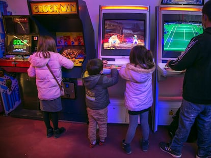 Varios niños juegan el pasado lunes en 'ABC Arcade', un local en el que se recrean los salones recreativos de ochenta en el centro comercial ABC Serrano.