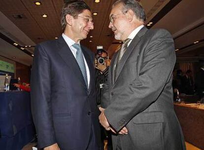 José Ignacio Goirigolzarri, consejero delegado del BBVA (izquierda), conversa con Solbes.