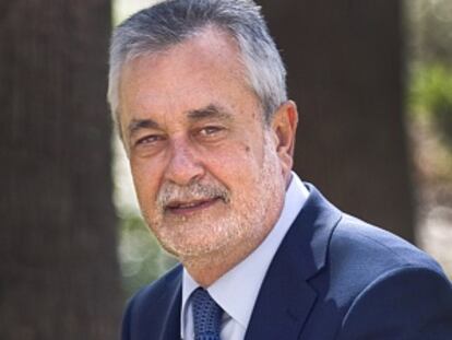 Jos&eacute; Antonio Gri&ntilde;&aacute;n posando para una entrevista de El Pa&iacute;s Andaluc&iacute;a.