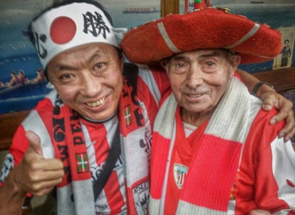 Masami Murakami, hincha japonés del Athletic Club, en Bilbao, con un aficionado amigo.