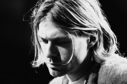 El fotógrafo Frank Micelotta retrato así a Kurt Cobain mientras grababa el MTV Unplugged en 1993.
