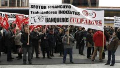 Centenares de trabajadores de Bankia durante una concentración ante la sede de la entidad en Puerta Europa en Madrid. EFE/Archivo